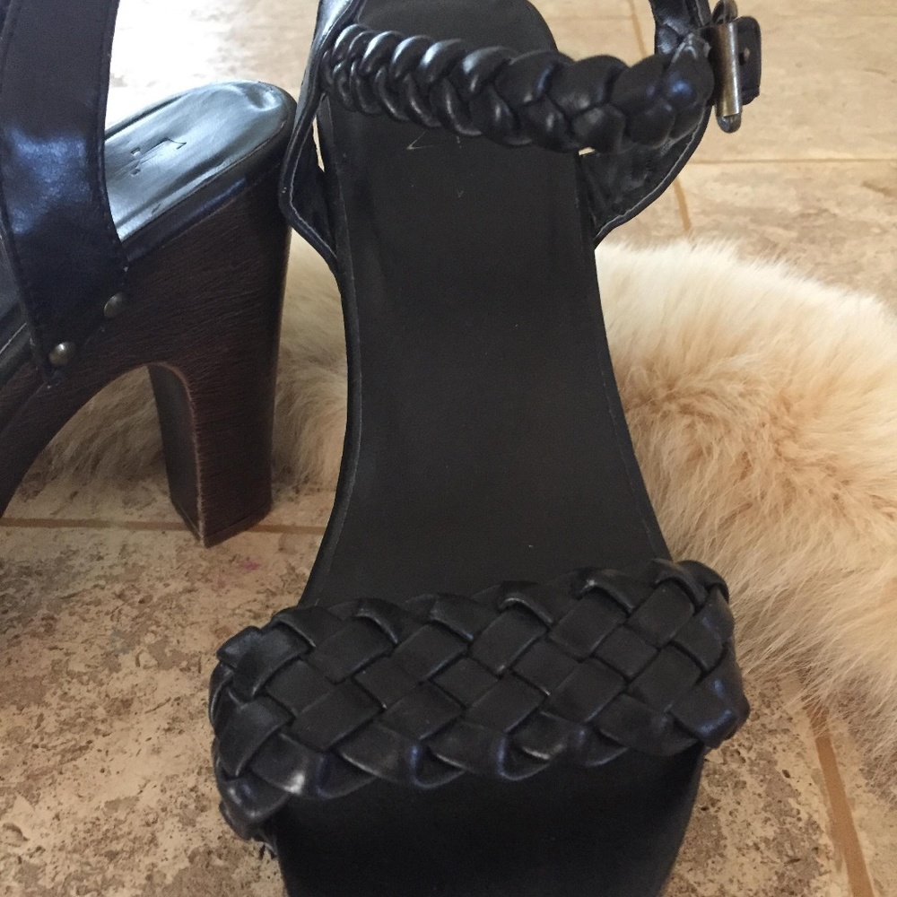 Platform Sandals in Black - Picture 6 of 7